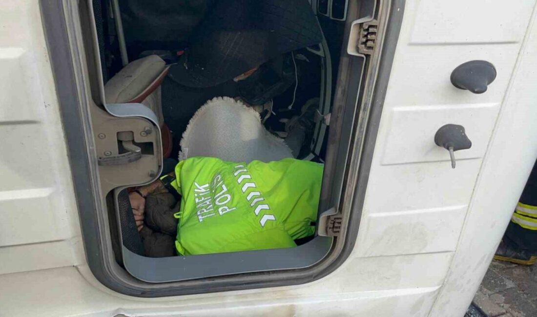 Ergene’de trafik kazasında 5 kişi yaralandı, bir polis yaralıya üşümemesi için yardımda bulundu Tekirdağ'ın Ergene ilçesinde bir tır ve minibüsün karıştığı trafik kazasında