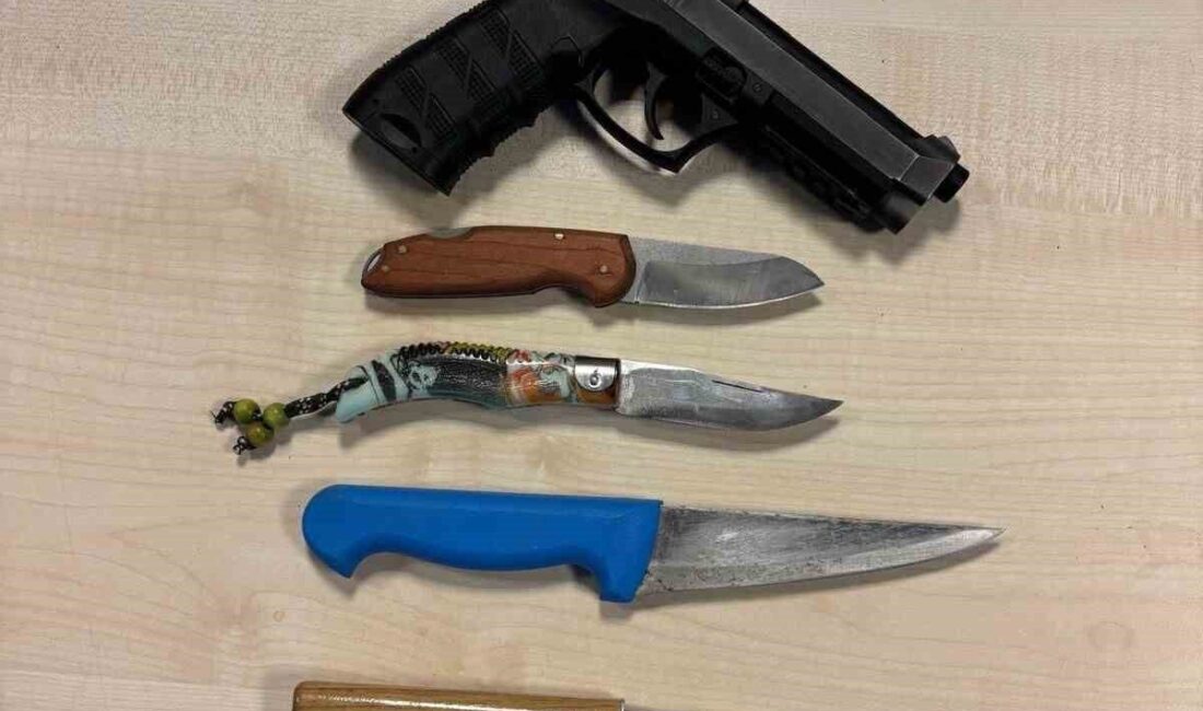 Afyonkarahisar’da polis denetimlerinde 16 aranan şahıs yakalandı, uyuşturucu ve silah ele geçirildi Afyonkarahisar'da gerçekleştirilen polis denetimlerinde, aranan 16 kişi yakalandı. Yapılan kontrollerde