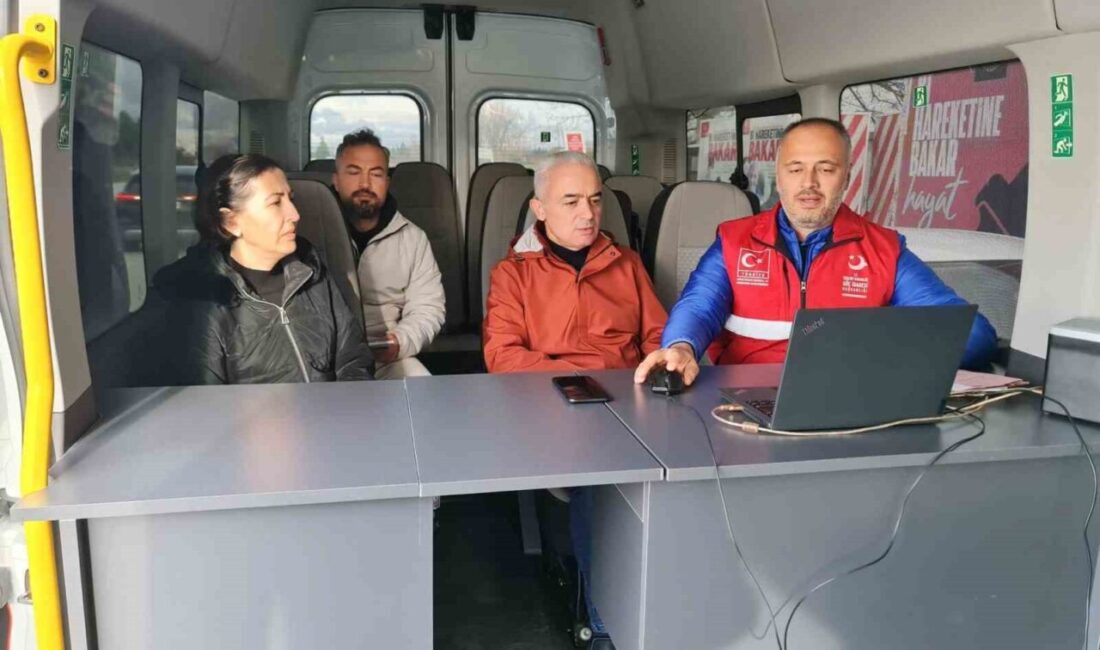 Kırklareli Valisi Uğur Turan, Düzensiz Göçle Mücadele İçin Mobil Göç Noktası ve Polis Kontrol Noktalarını Ziyaret Etti Kırklareli Valisi Uğur Turan, eşi Nihal Turan ile birlikte düzensiz