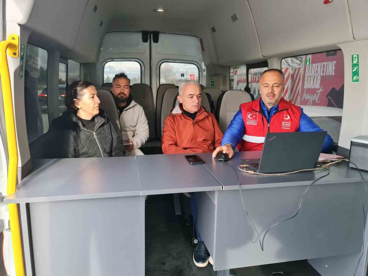 Kırklareli Valisi Uğur Turan, eşi Nihal Turan ile birlikte düzensiz