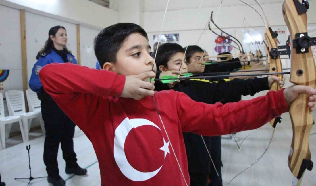 Amasya'da polislerin desteklediği "Geleceğimizi İnşa Ediyoruz" projesi altında düzenlenen okçuluk