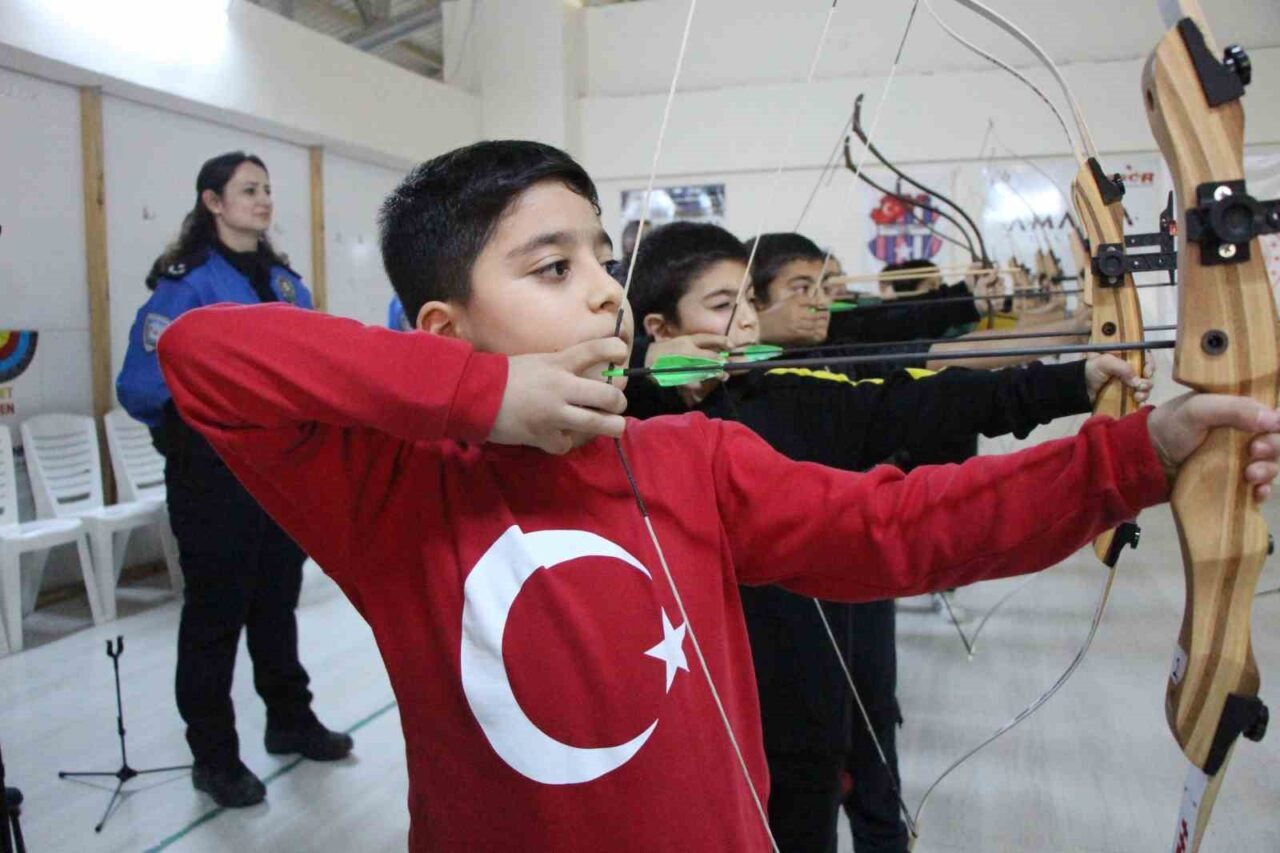 Amasya'da polislerin desteklediği "Geleceğimizi İnşa Ediyoruz" projesi altında düzenlenen okçuluk