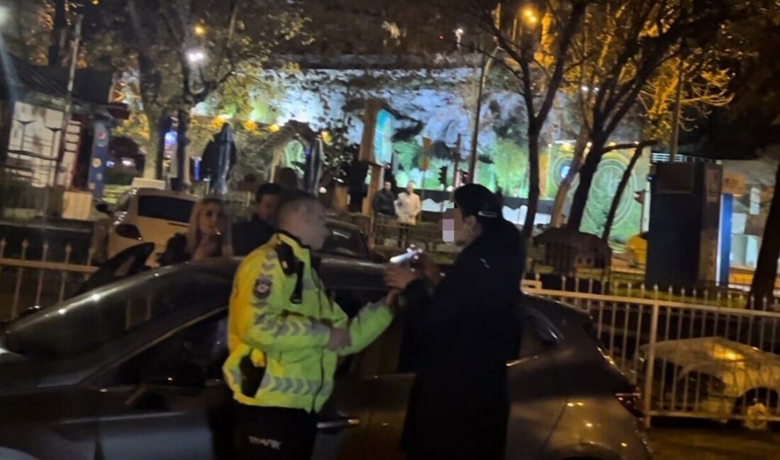 Bursa’da Alkollü Sürücü Olay Yerinde Sinir Krizi Geçirirken Arkadaşı Savunmaya Geçti Bursa'da yapılan trafik uygulamasında, 1.96 promil alkollü çıkan 29 yaşındaki