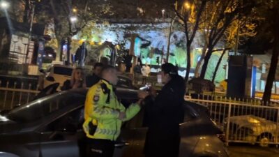 Bursa’da Alkollü Sürücü Olay Yerinde Sinir Krizi Geçirirken Arkadaşı Savunmaya Geçti Bursa'da yapılan trafik uygulamasında, 1.96 promil alkollü çıkan 29 yaşındaki