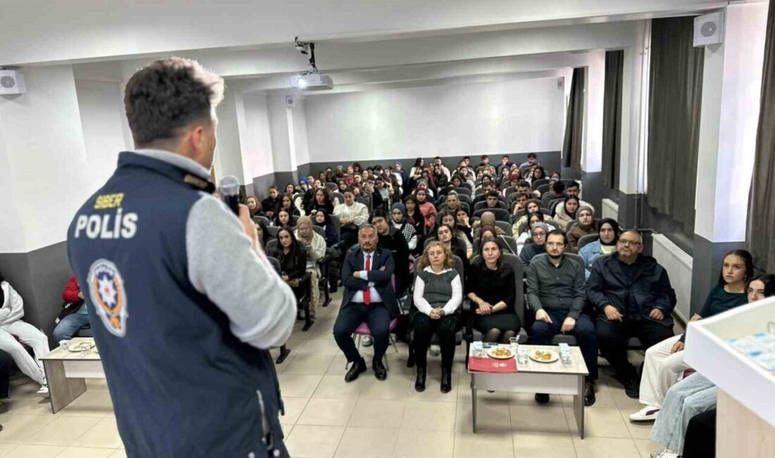 Afyonkarahisar’da Öğrencilere Güvenli İnternet Kullanımı Eğitimi Verildi Afyonkarahisar'da polis ekipleri, "SİBERAY" adı altında düzenledikleri etkinlikle 500 öğrenciye
