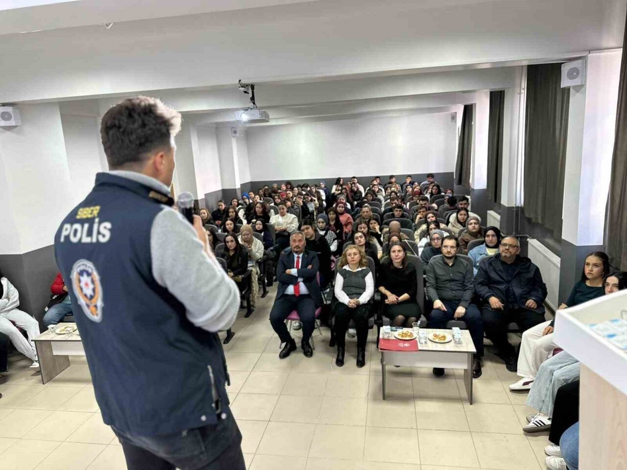 Afyonkarahisar'da polis ekipleri, "SİBERAY" adı altında düzenledikleri etkinlikle 500 öğrenciye