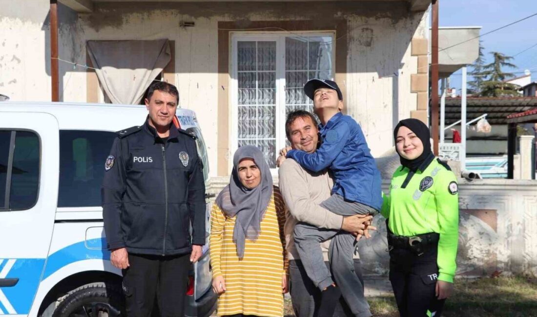 Bolvadin’de Ercan Atmaca’nın Polis Aracıyla Gezme İsteğine Yanıt Verildi Afyonkarahisar'ın Bolvadin ilçesinde, Serebral Palsi hastası 14 yaşındaki Ercan Atmaca,