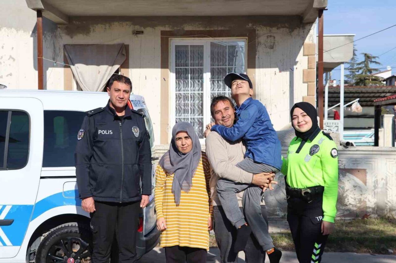 Afyonkarahisar'ın Bolvadin ilçesinde, Serebral Palsi hastası 14 yaşındaki Ercan Atmaca,