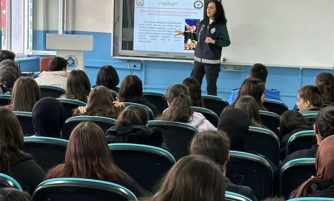 Afyonkarahisar'ın Sandıklı ilçesinde, polis ekipleri lise öğrencilerine güvenli internet, siber