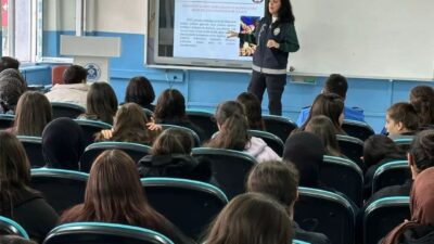 Afyonkarahisar'ın Sandıklı ilçesinde, polis ekipleri lise öğrencilerine güvenli internet, siber