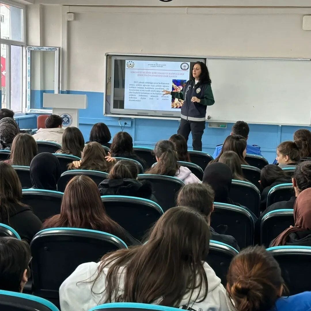 Afyonkarahisar'ın Sandıklı ilçesinde, polis ekipleri lise öğrencilerine güvenli internet, siber