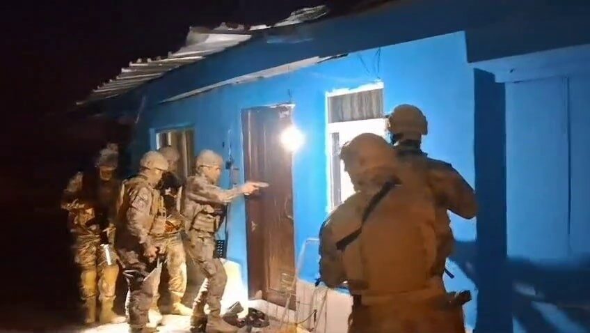 Sakarya'nın Erenler ve Geyve ilçelerinde gerçekleştirilen uyuşturucu operasyonunda 13 şüpheli