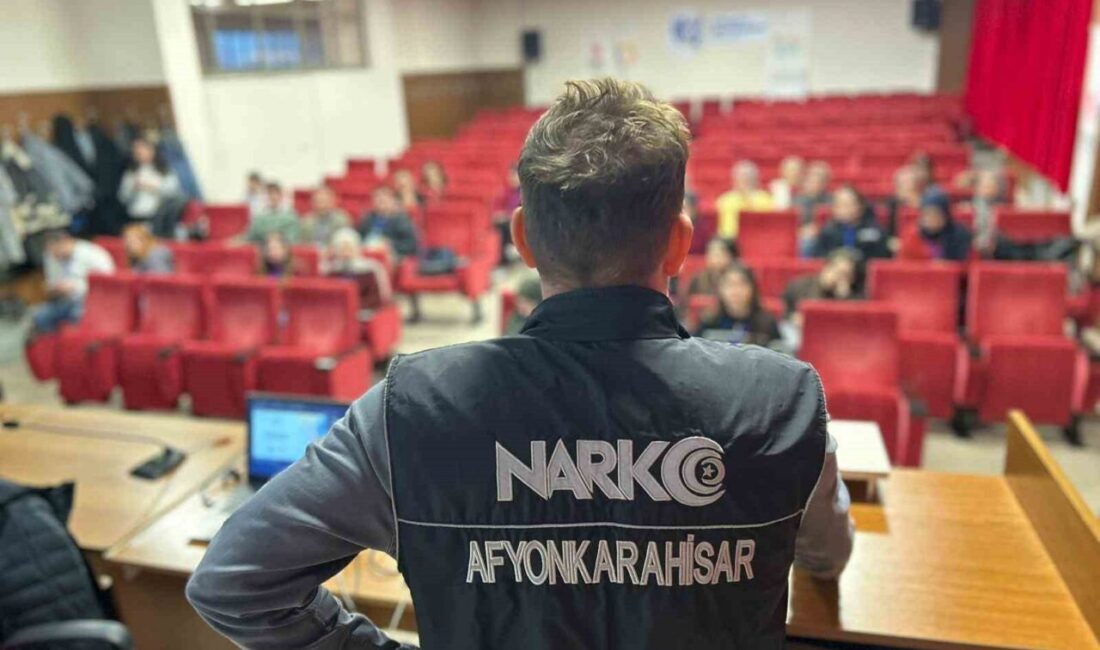 Afyonkarahisar'da polis, üniversite öğrencilerine yönelik uyuşturucu ile mücadele eğitimi düzenledi.