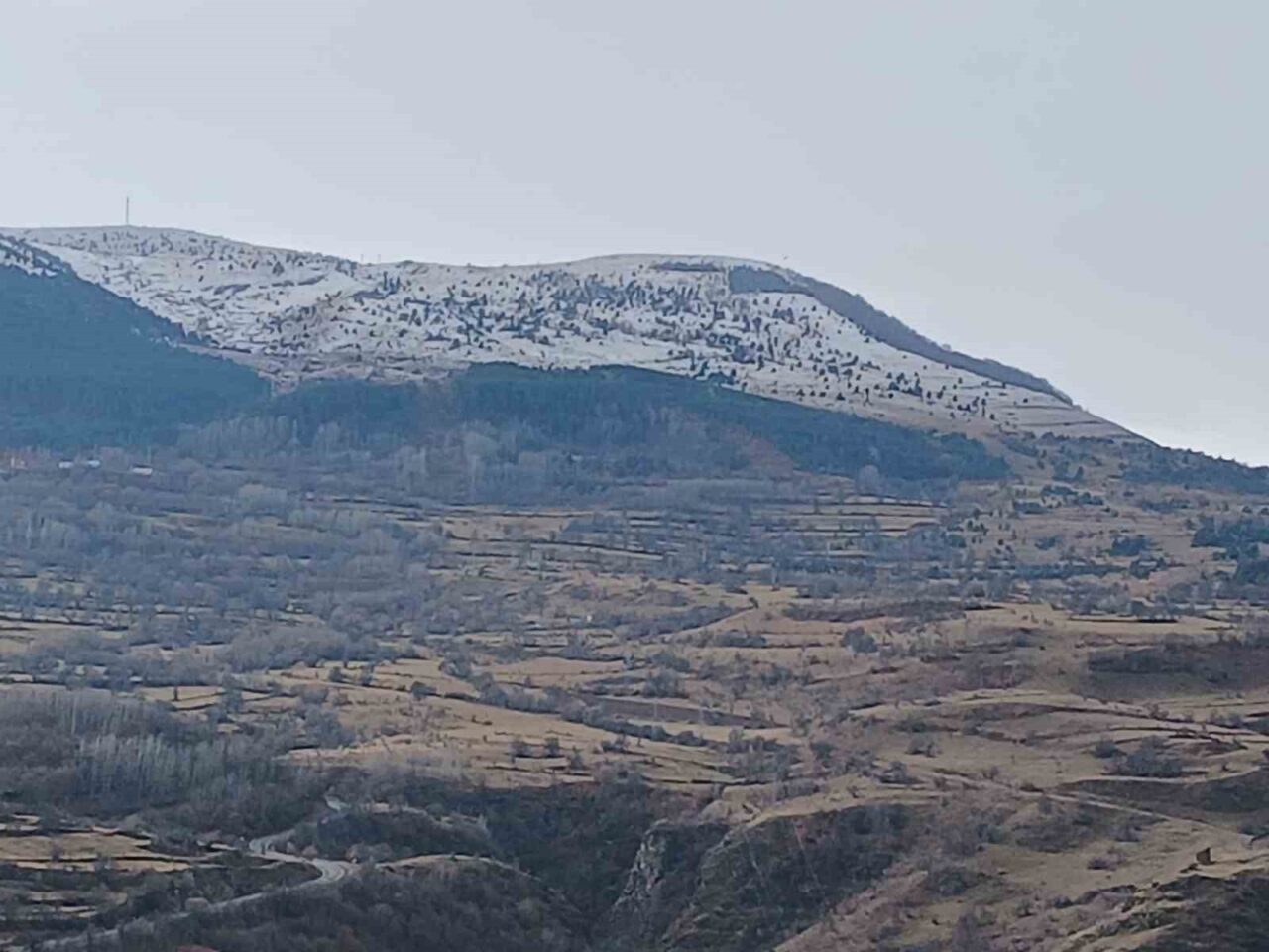 Posof ilçesinde dün gece başlayan kar yağışı, bölgeyi beyaz bir