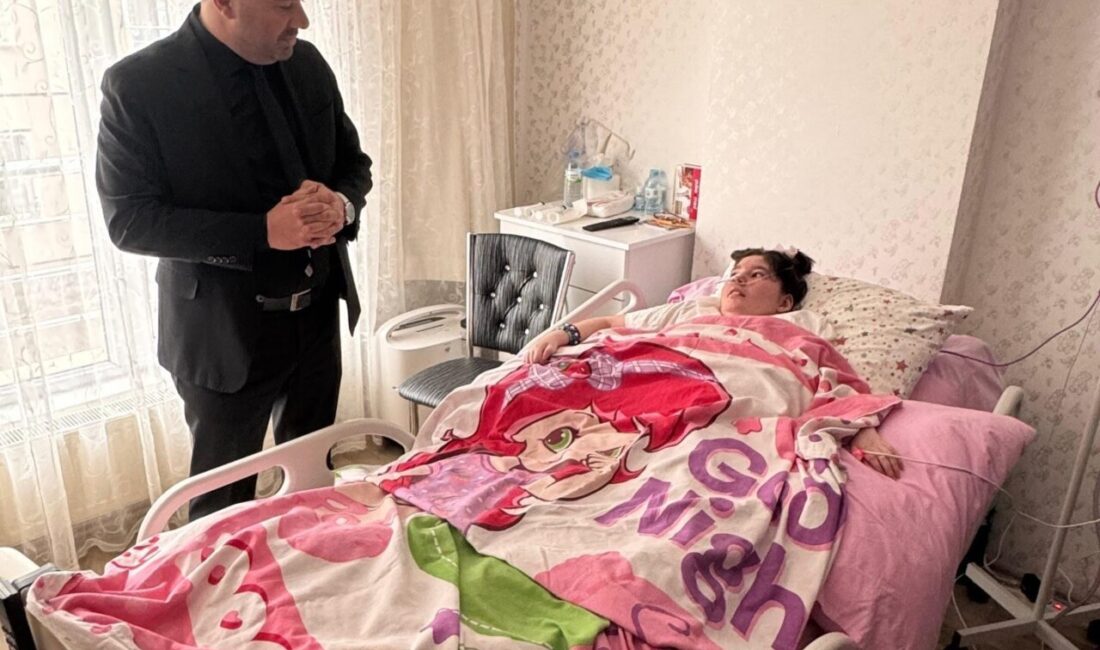 Pursaklar Belediye Başkanı Ertuğrul Çetin, evde tedavi gören hastaları ziyaret