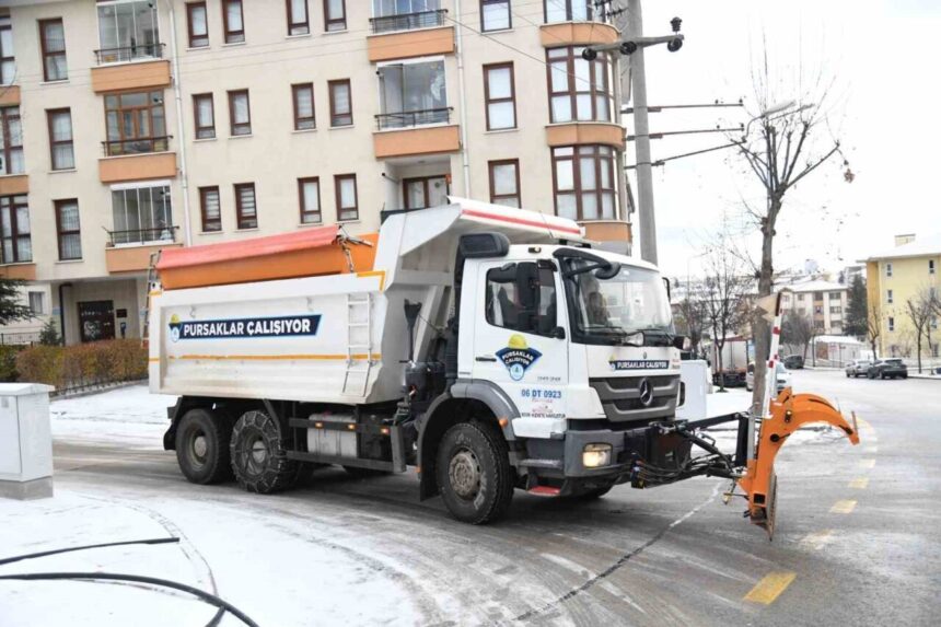 Pursaklar Belediyesi, yoğun kar yağışında ulaşımın aksamaması için çalışmalarını sürdürüyor.