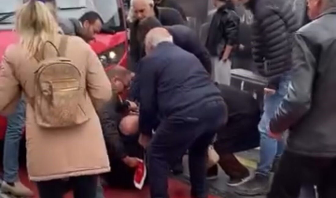 Bursa'nın Osmangazi ilçesinde bir tramvay, raylardan geçmeye çalışan yaşlı bir