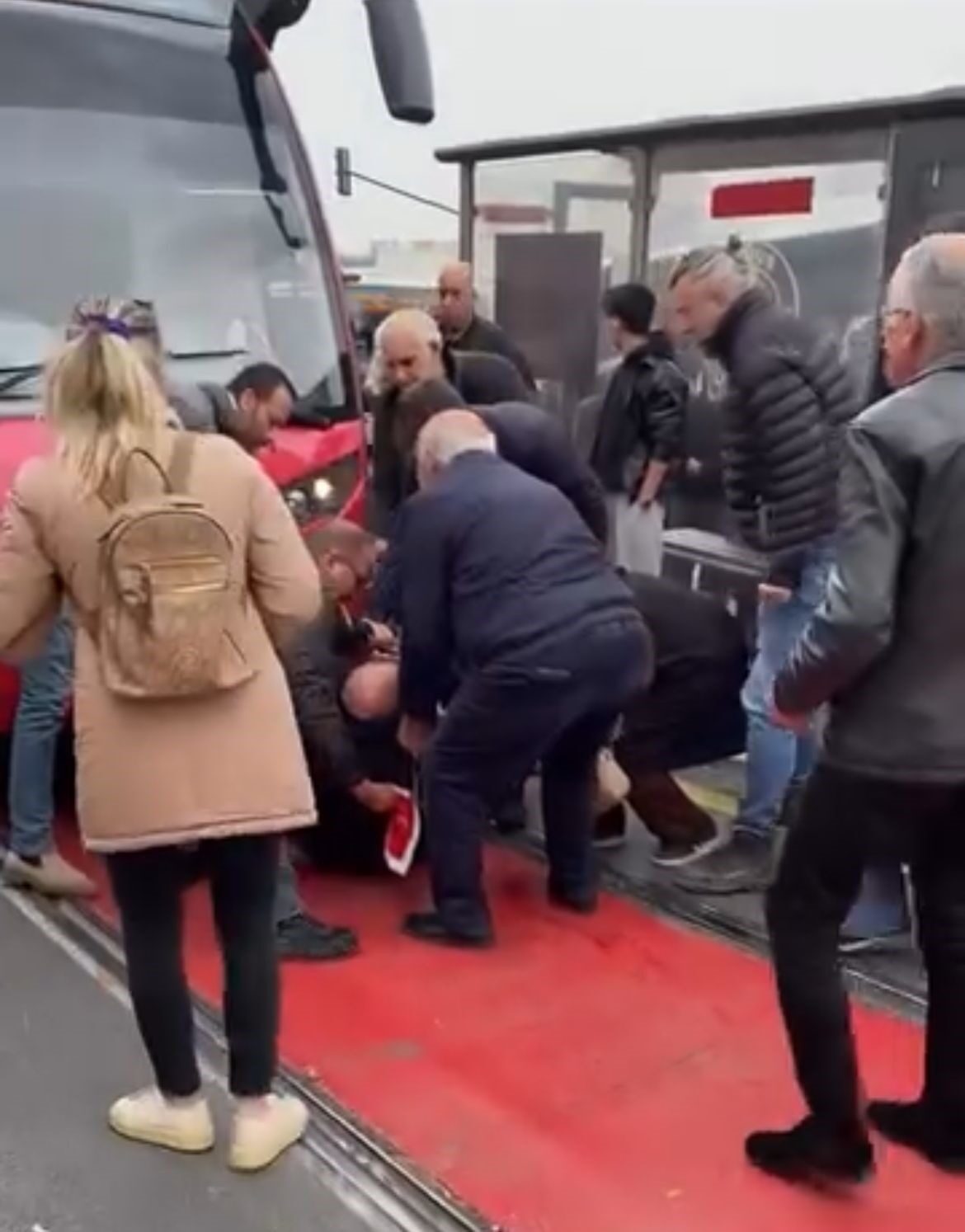 Bursa'nın Osmangazi ilçesinde bir tramvay, raylardan geçmeye çalışan yaşlı bir