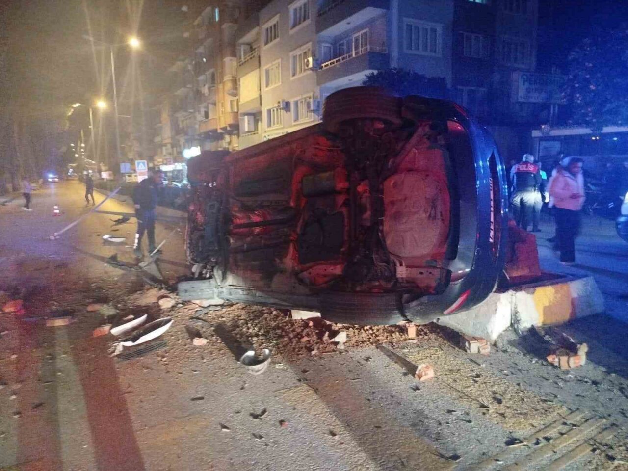 Nazilli’de direksiyon hakimiyetini kaybeden otomobil takla attı: 2 yaralı!