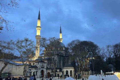 Regaip Kandili’nde Eyüpsultan Camii’nde Yoğunluğa Yoğun İlgi, Lokum ve Şeker İkramlarıyla Kutlandı