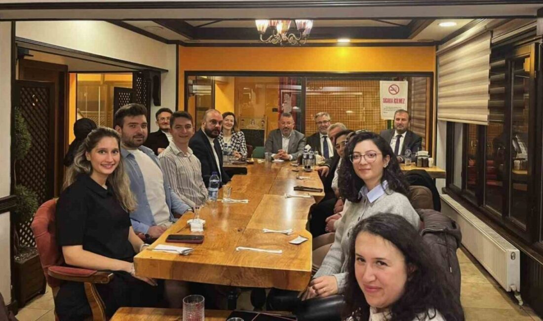 Karabük Üniversitesi Rektörü Prof. Dr. Fatih Kırışık, Diş Hekimliği Fakültesi’nde yeni akademisyenlerle bir araya gelerek akademik vizyonu paylaştı. Karabük Üniversitesi Rektörü Prof. Dr. Fatih Kırışık, Diş Hekimliği Fakültesi'nde