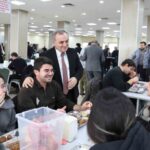 Rektör Prof. Dr. Fatih Altun, öğrencilerle öğle yemeğinde bir araya geldi.