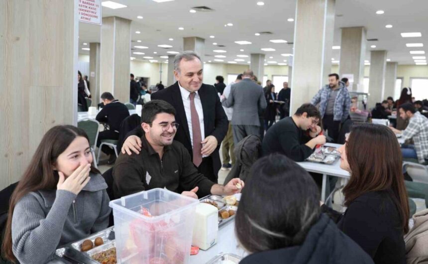 Rektör Prof. Dr. Fatih Altun, öğrencilerle öğle yemeğinde bir araya geldi.