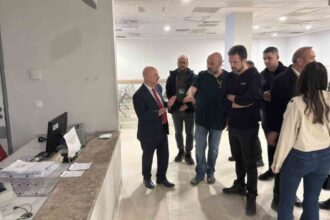 Düzce Üniversitesi Rektörü Prof. Dr. Nedim Sözbir, Tıp Fakültesi Hastanesi’ni ziyaret ederek sağlık hizmetleri ve güçlendirme projeleri hakkında bilgiler aldı.