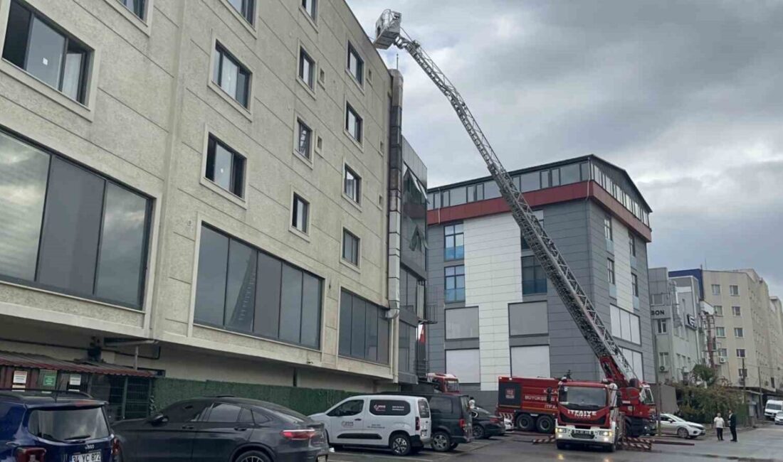 Kocaeli'nin Gebze ilçesinde bir restoranda mutfaktan çıkan yangında bir çalışan