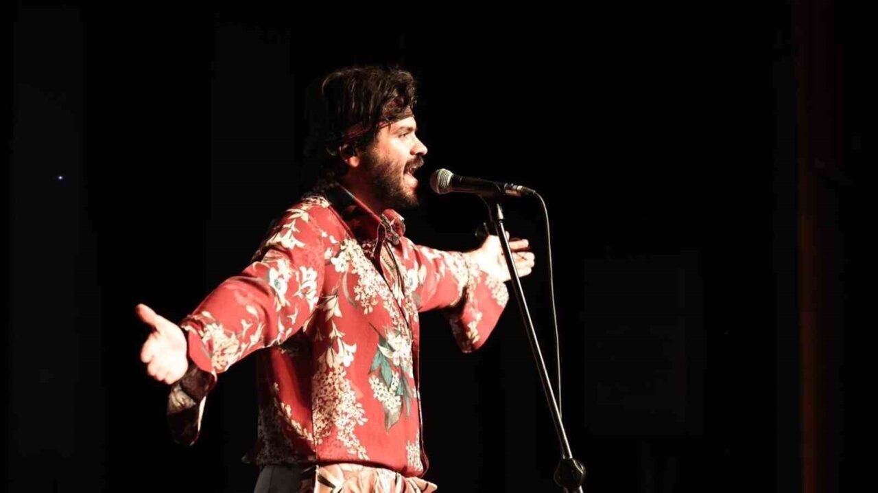 Sultangazi Belediyesi, düzenlediği Retrobüs konseriyle 80’ler ve 90’ların hit şarkılarını