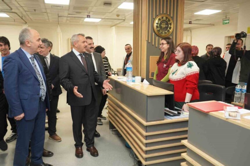 Rize Valisi ve Belediye Başkanı, yeni yıla görevi başında giren kamu personelini ziyaret etti.