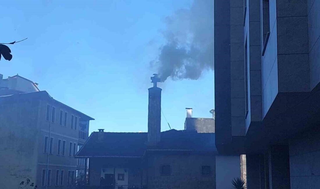 Rize'de Anafartalar Caddesi'ndeki bir lokantanın bacasında çıkan yangın, şehrin tamamını