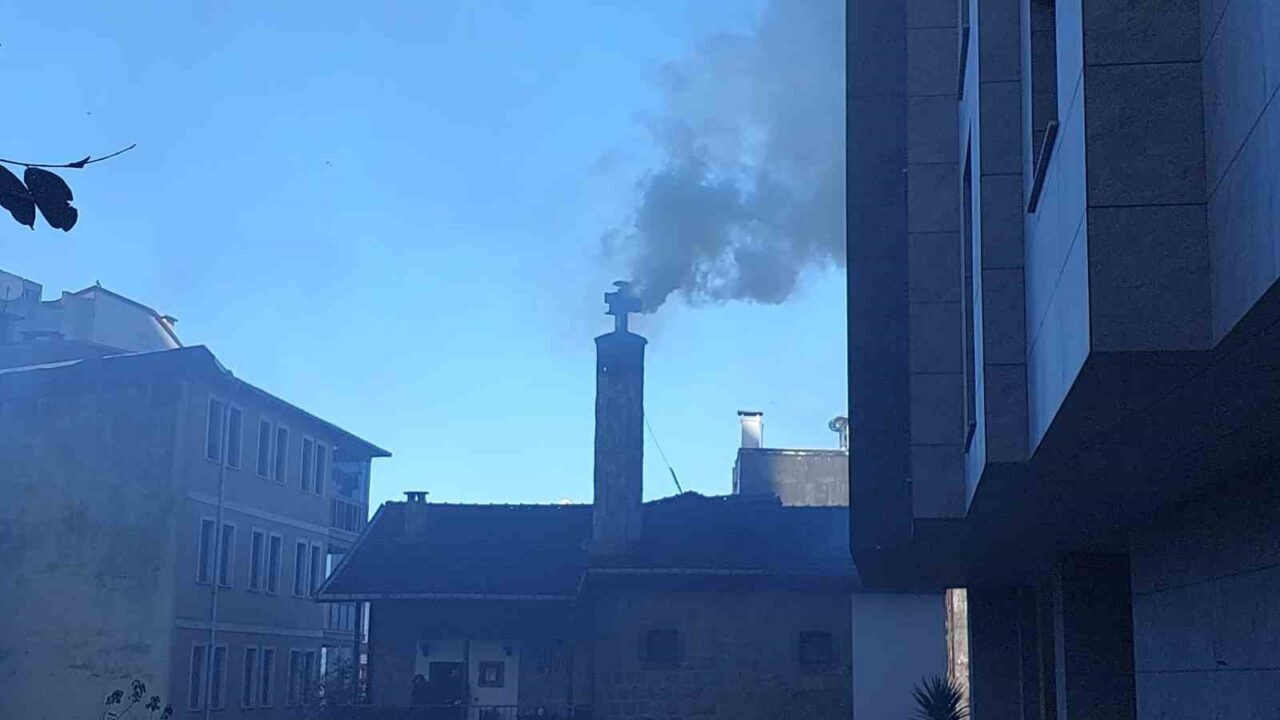 Rize'de Anafartalar Caddesi'ndeki bir lokantanın bacasında çıkan yangın, şehrin tamamını