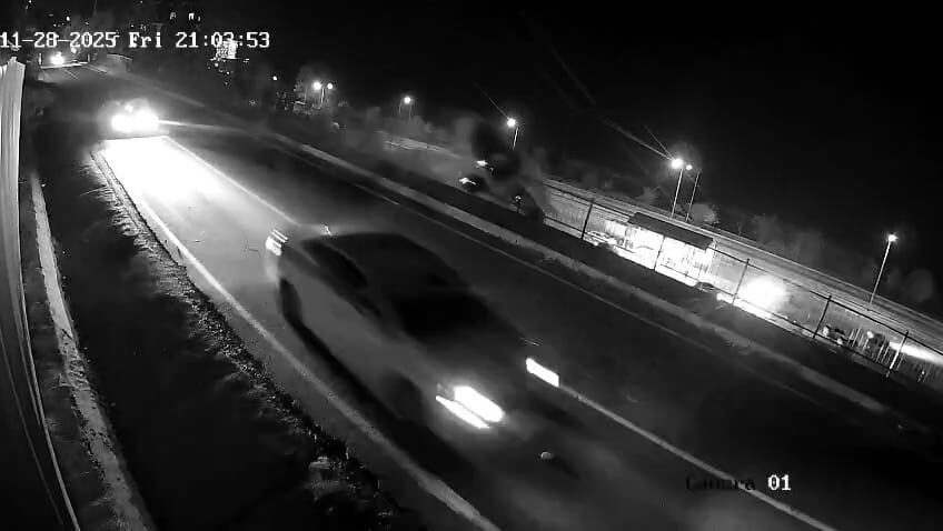 Rize’de Kamyonetin Uçurumdan Düşüş Anı Güvenlik Kameralarına Yansıdı Rize’de 5 Kasım’da 53 DA 251 plakalı kamyonet, sürücü Ahmet