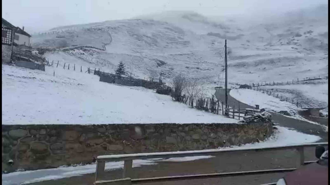 Rize'nin yüksek bölgelerinde etkili olan kar yağışı, Kaçkar Dağları'nın zirvelerini