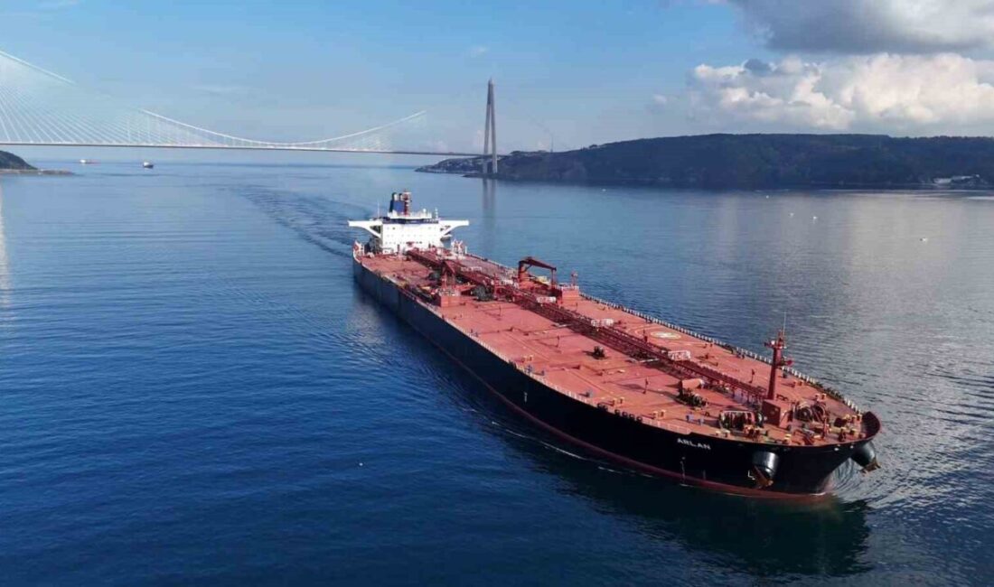 Ukrayna'nın füze saldırısına uğrayan Arlan tankeri, Novorossiysk'te hasar gördükten sonra