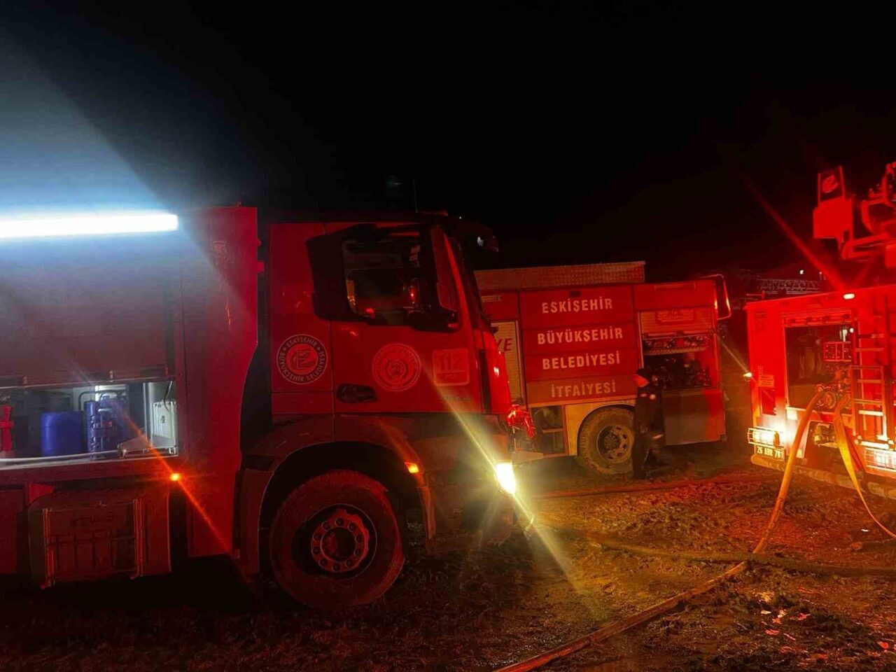Eskişehir Alpu’da Çiftlikteki Yangında Binlerce Saman Balyası Yanarak Kül Oldu, Hayvanlar Tahliye Edildi
