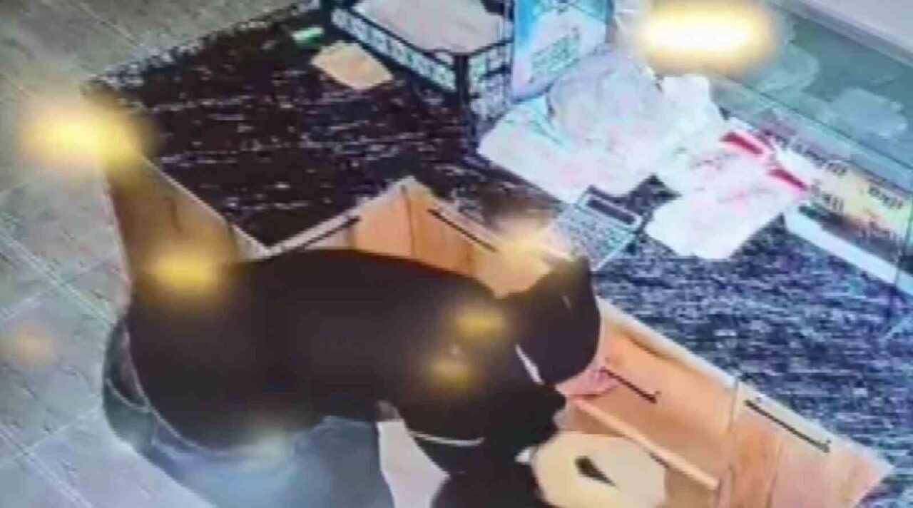 Adıyaman'ın Kahta ilçesinde bir iş yerinden nakit para ve sadaka