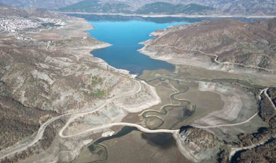 Almus’taki Ulaşım Sorunu Kalıcı Çözümle Tarih Oluyor: Barajın Su Seviyesi Düşünceye Yeni Geçit ile Yol 15 Kilometre Kısalacak Tokat'ın Almus ilçesinde, köylerin ulaşım sorununu çözmek için Almus Barajı