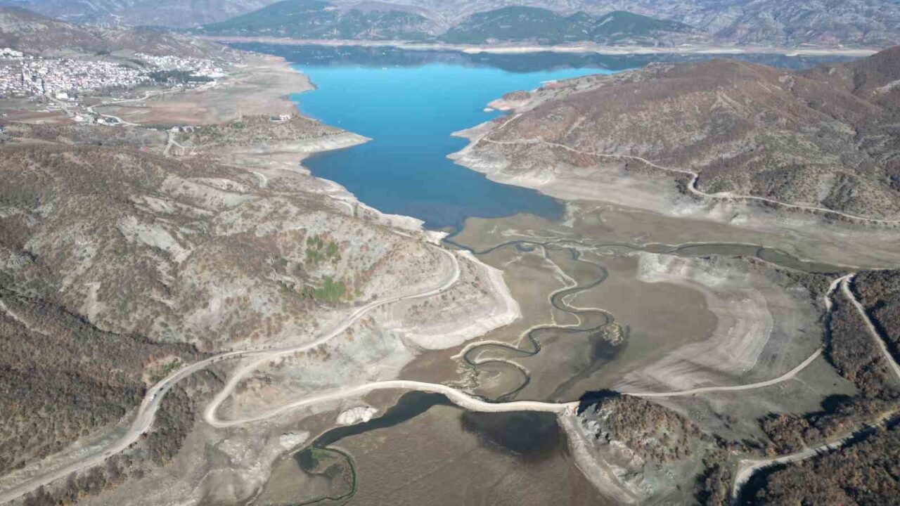 Tokat'ın Almus ilçesinde, köylerin ulaşım sorununu çözmek için Almus Barajı