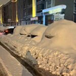 Safranbolu’da yoğun kar yağışı nedeniyle araçlar karla kaplandı, görünmez hale geldi.