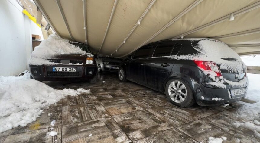 Safranbolu’da yoğun kar sonucu çökmesiyle 3 araç hasar gördü.
