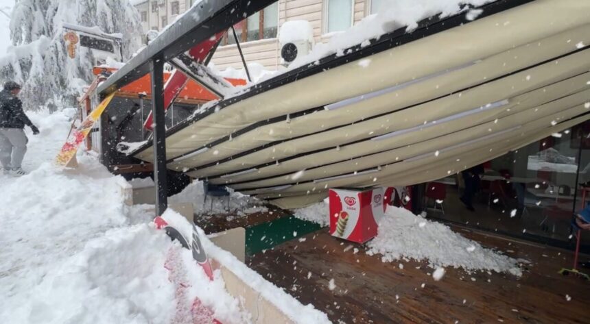 Safranbolu’da yoğun kar nedeniyle bazı iş yerlerinin çatıları ve tenteleri çöktü.