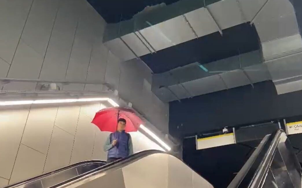 İstanbul’da Şiddetli Yağış, Yenibosna Metro Durağında Su Baskınına Yol Açtı İstanbul'daki yoğun yağışlar, M9 Ataköy-Olimpiyat metro hattı Yenibosna durağında su