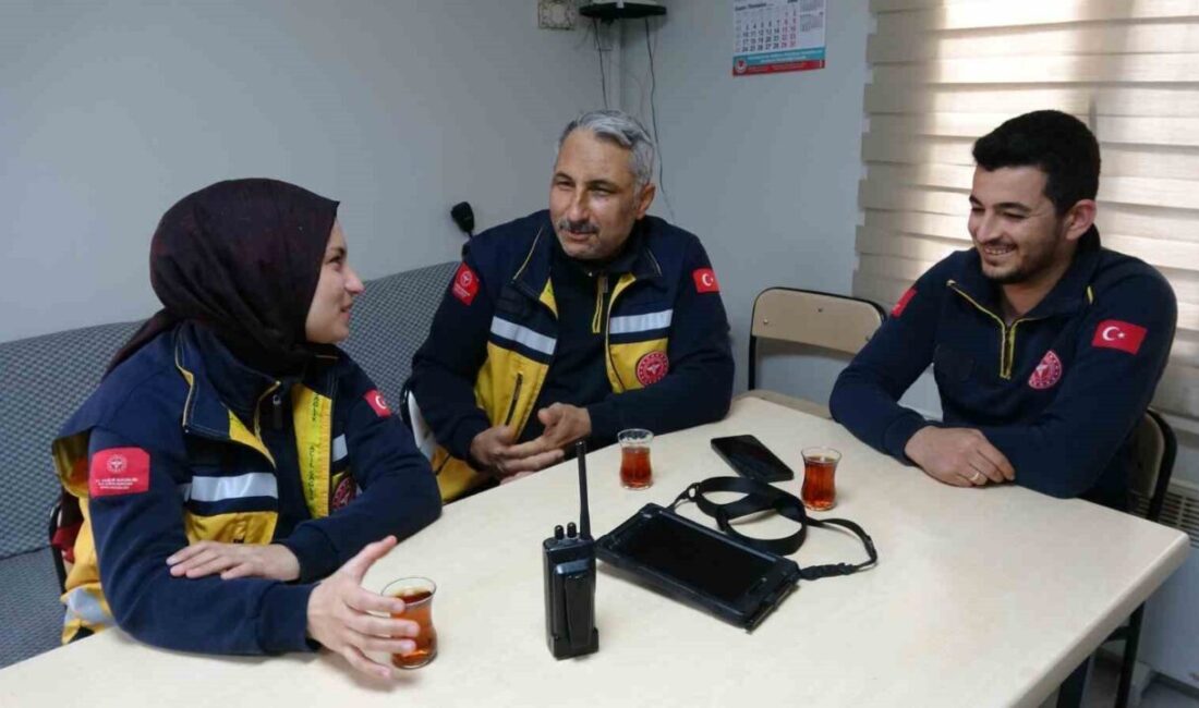 Gaziantep’te Baba-Kız Ekip, Acil Vakalara Koşarak Hayat Kurtarıyor Gaziantep'te 27 yıldır ambulans şoförü olarak görev yapan Bilal Kar