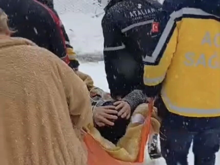 Bartın’da kar yüksekliği 1 metreyi geçerken, sağlık ekipleri 72 saat içinde 265 hastaya ulaştı.