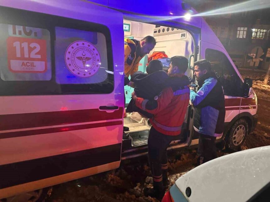 Bismil’de solunum sıkıntısı yaşayan 63 yaşındaki hasta, yoğun kar ve buzlanma altında hastaneye ulaştırıldı.