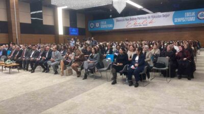 Ankara'da düzenlenen Ebelik Sempozyumu'nda konuşan Sağlık-Sen Genel Başkanı Mahmut Faruk