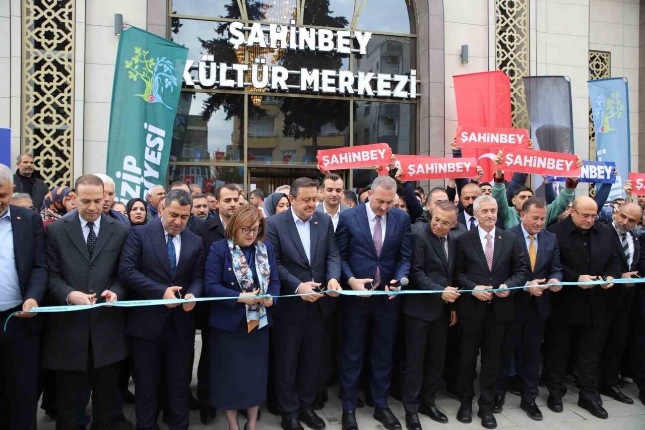 Şahinbey Belediyesi tarafından Nizip'e kazandırılan yeni Kültür Merkezi, düzenlenen törenle