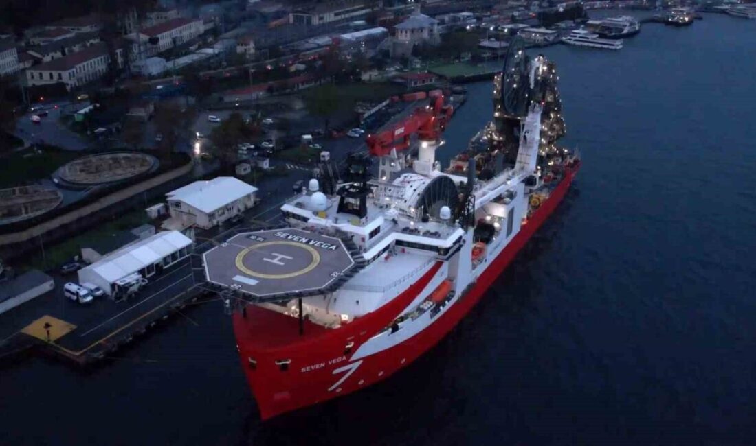 Seven Vega Gemisi, Sakarya Gaz Sahası İçin Fatih Sarayburnu’na Demirledi Derin deniz projeleri için tasarlanan Seven Vega gemisi, Fatih Sarayburnu’na